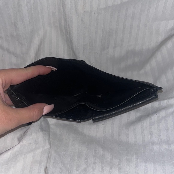 ♌️ SALE 🖤 Louis Vuitton Epi Leather Bifold Wallet - Picture 7 of 13